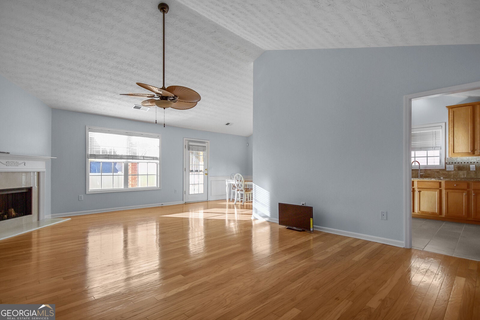 709 Village LN
