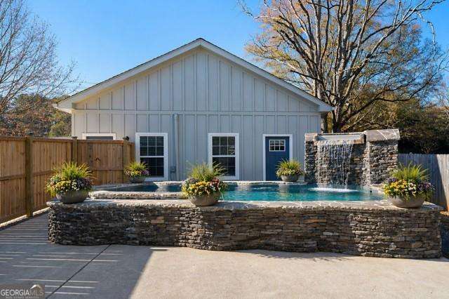 547 CENTER RD SE