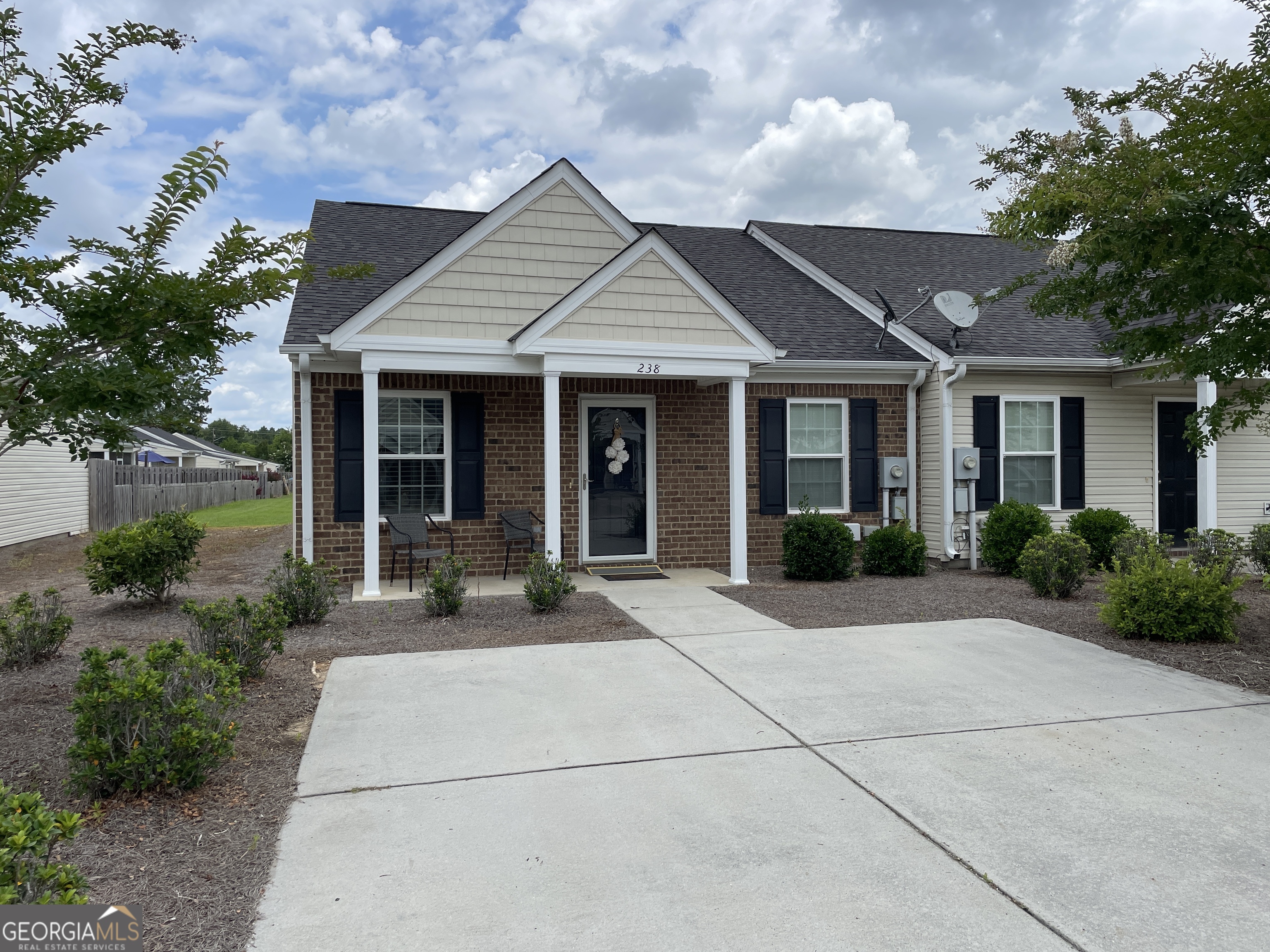 EXCELLENT unit in Cobblestone Place, Statesboro! This unit faces the pond and is on the end, with only one shared wall. This is a great opportunity to lease a 2 bed / 2 bath unit with a nice open floor plan. The community has lighted sidewalks and designated parking for each home. This home also has a screened in porch on the rear! There are pets allowed for this unit of 30 lbs or less at the owners discretion. Call today for application and tour. Credit check required.