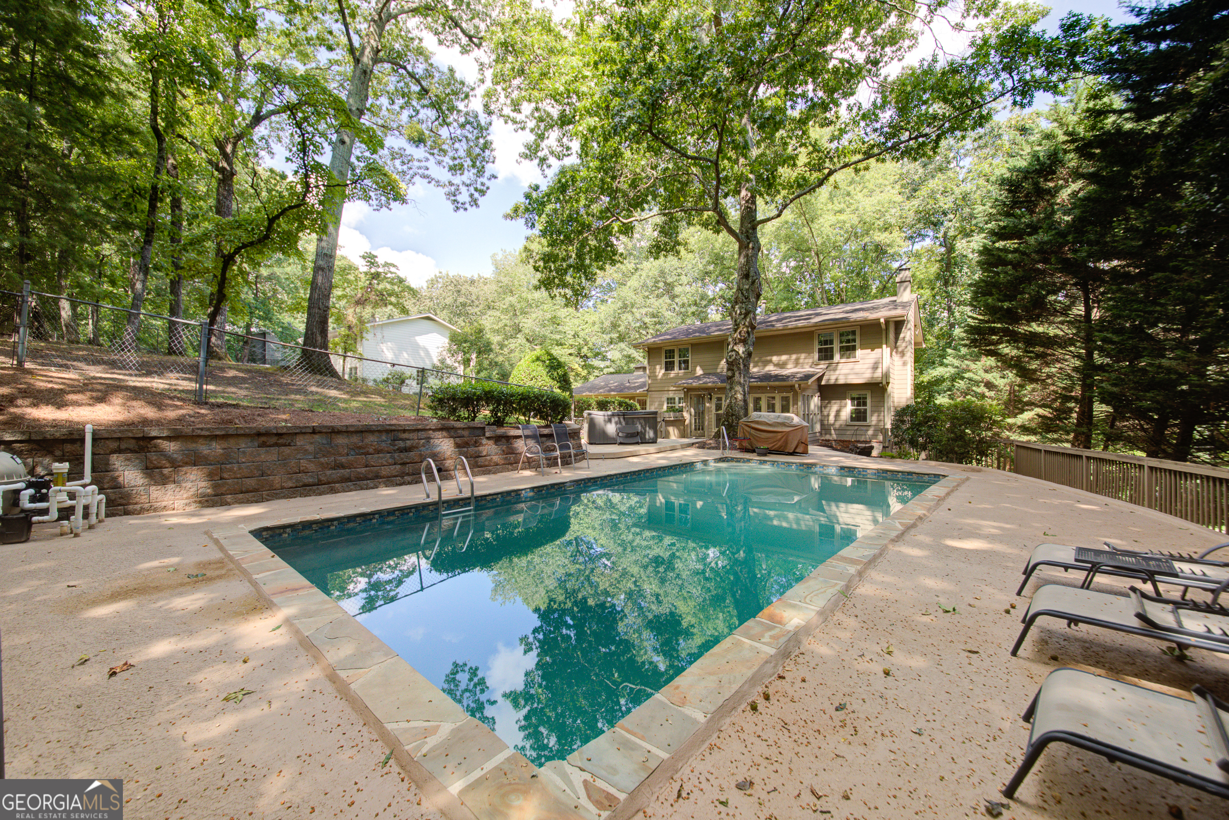 835 Lakeshore DR NW