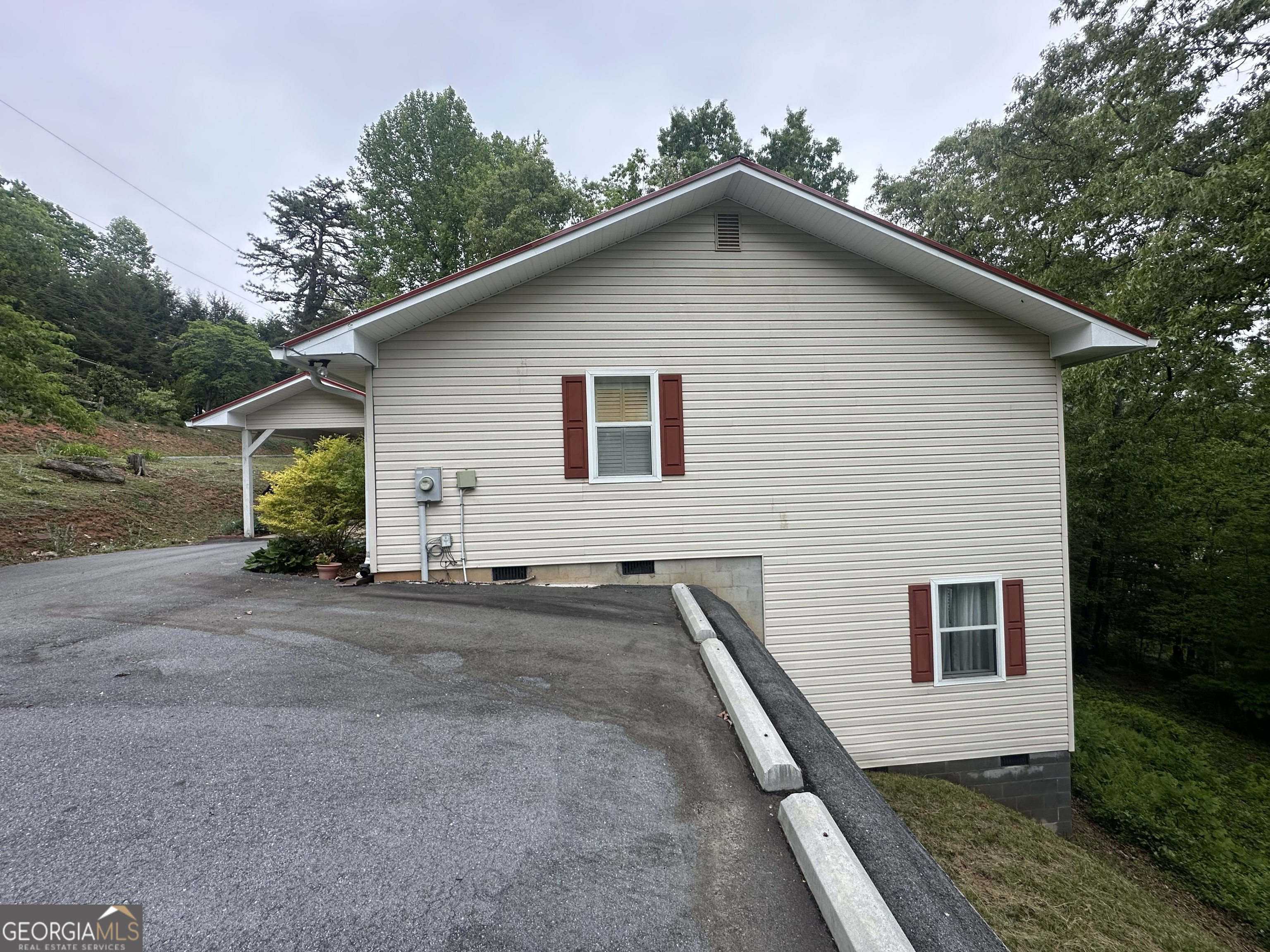 196 White ST