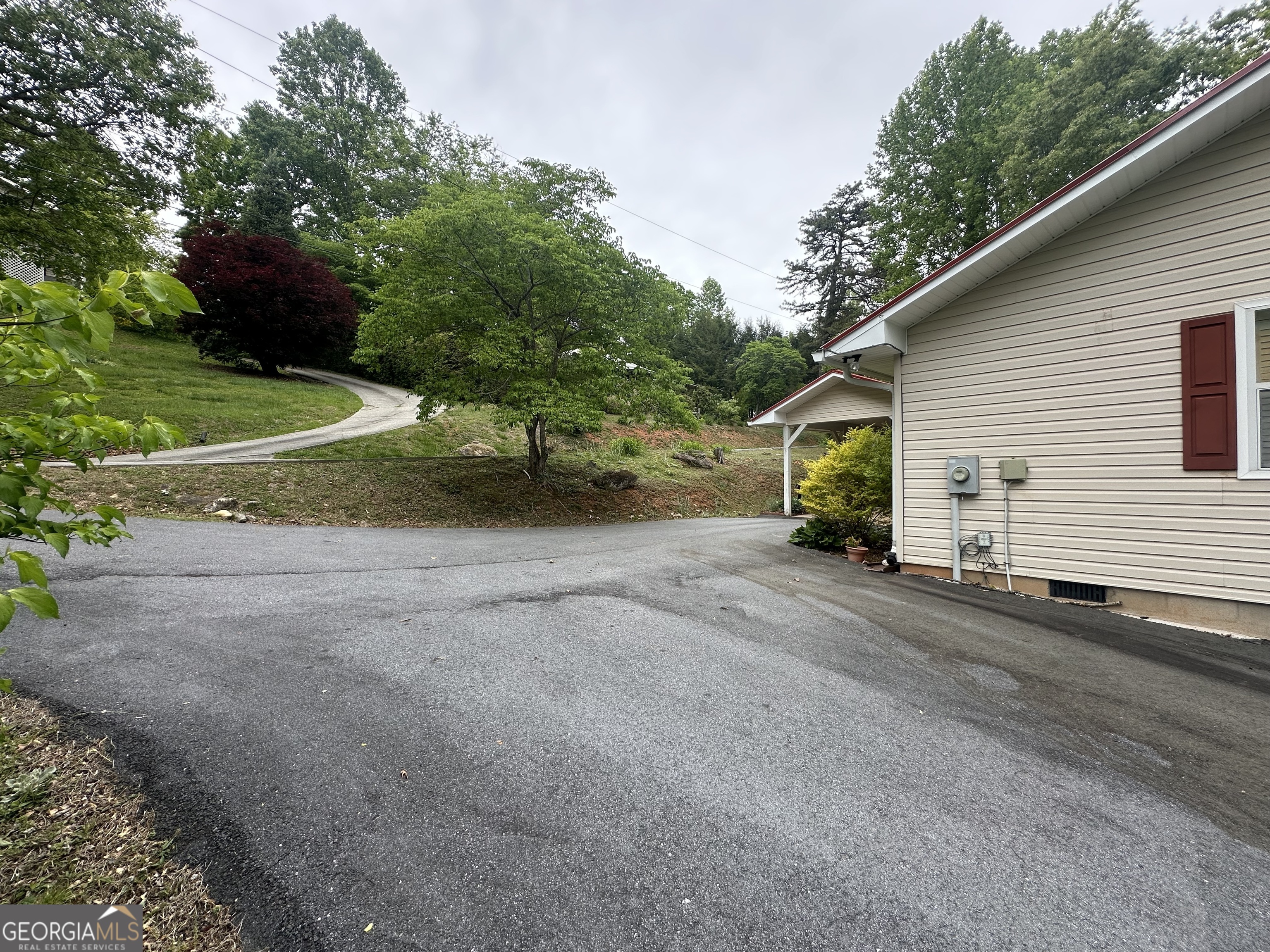 196 White ST