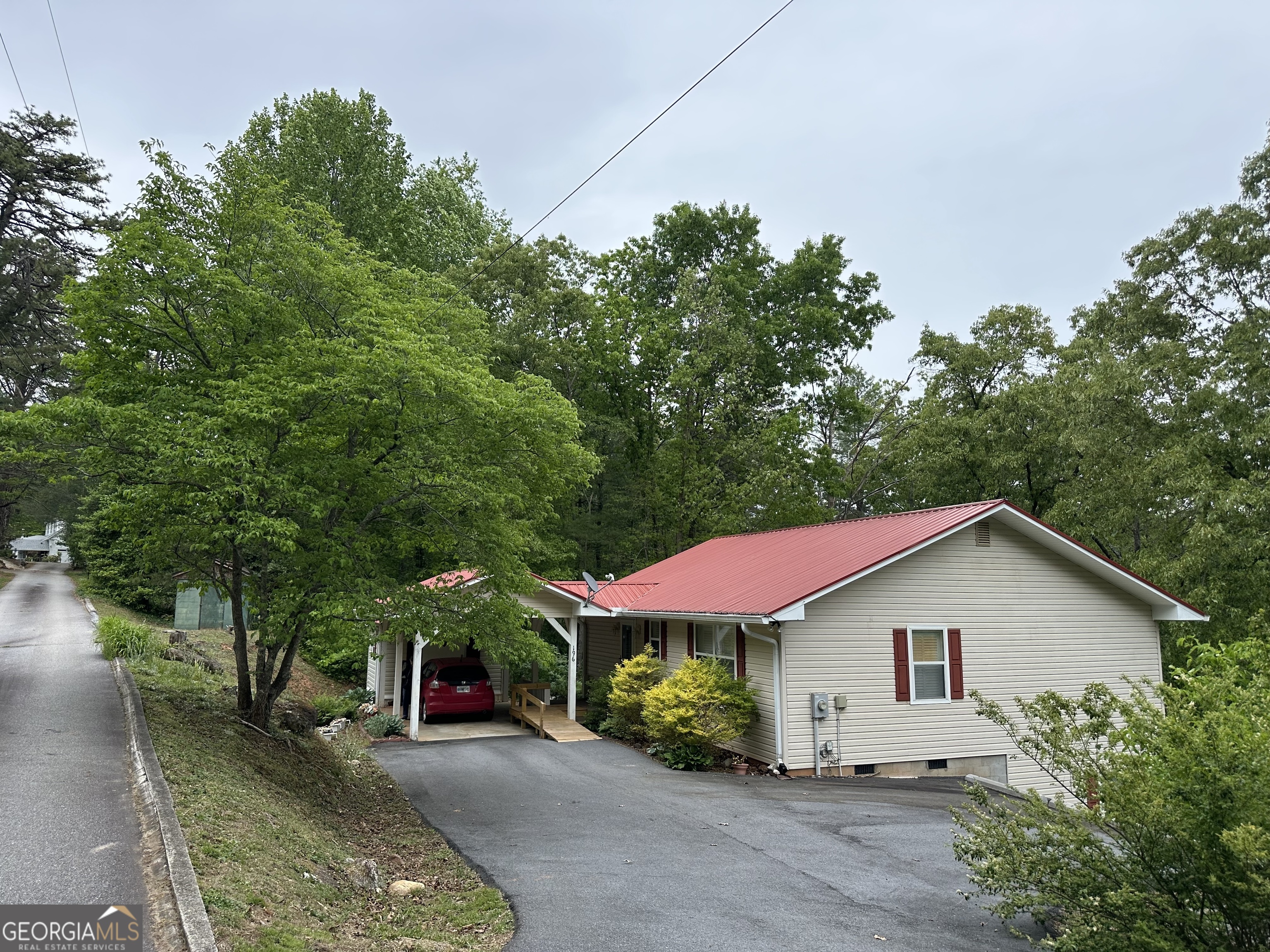 196 White ST