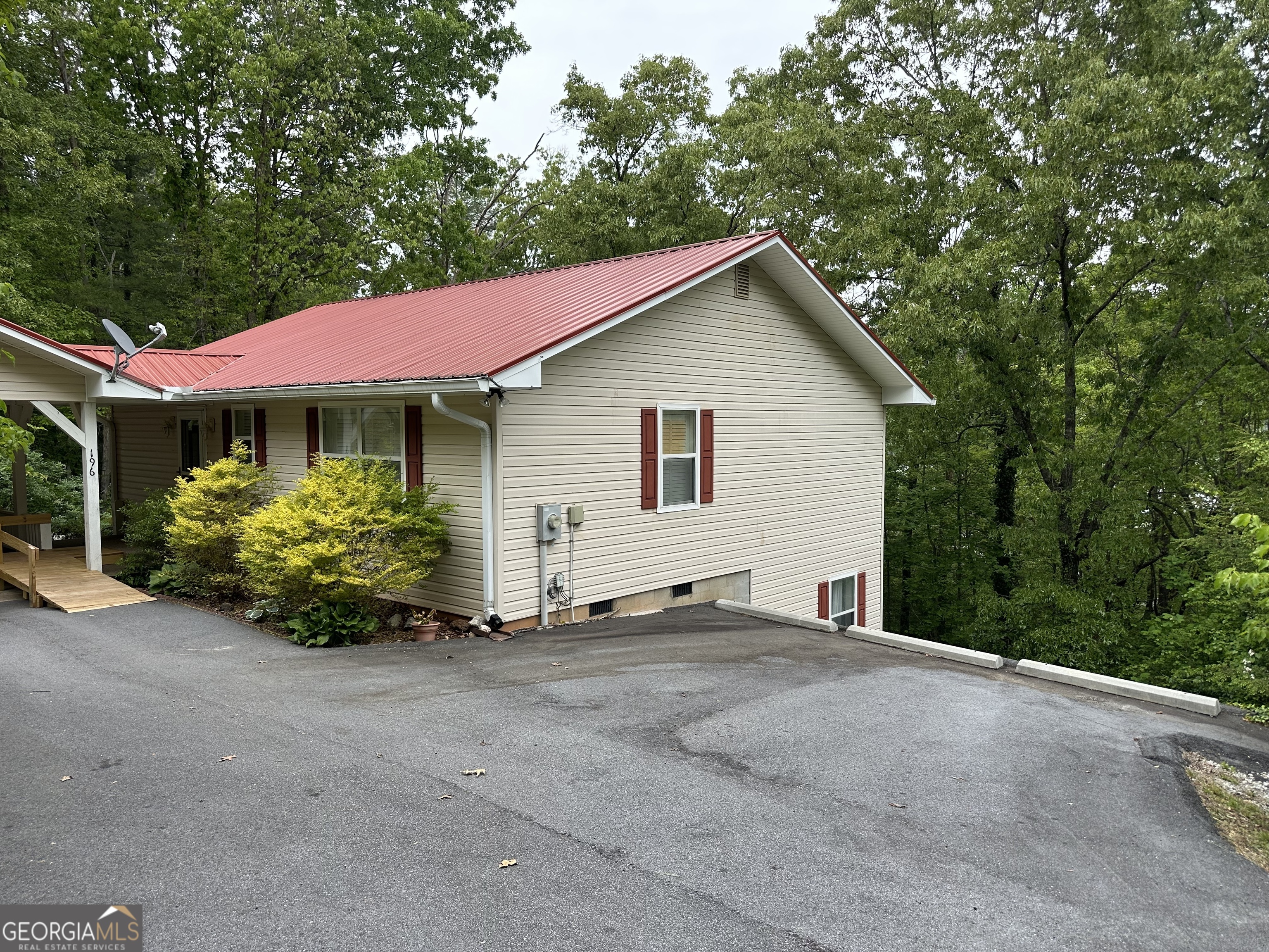 196 White ST
