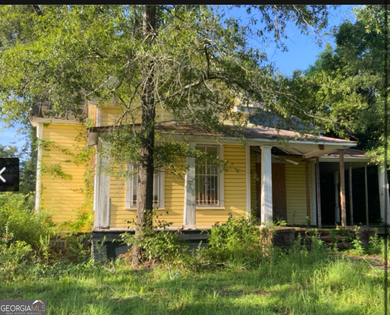 Great opportunity in a desirable neighborhood! This property offers 3 bedrooms and 2 bathrooms with just under 1,100 sq. ft. of living space. Situated on a corner lot, it features endless potential. With a little TLC, this home can truly shine-perfect for homeowners looking to make it their own or investors seeking a value-add opportunity. Seller/Agent