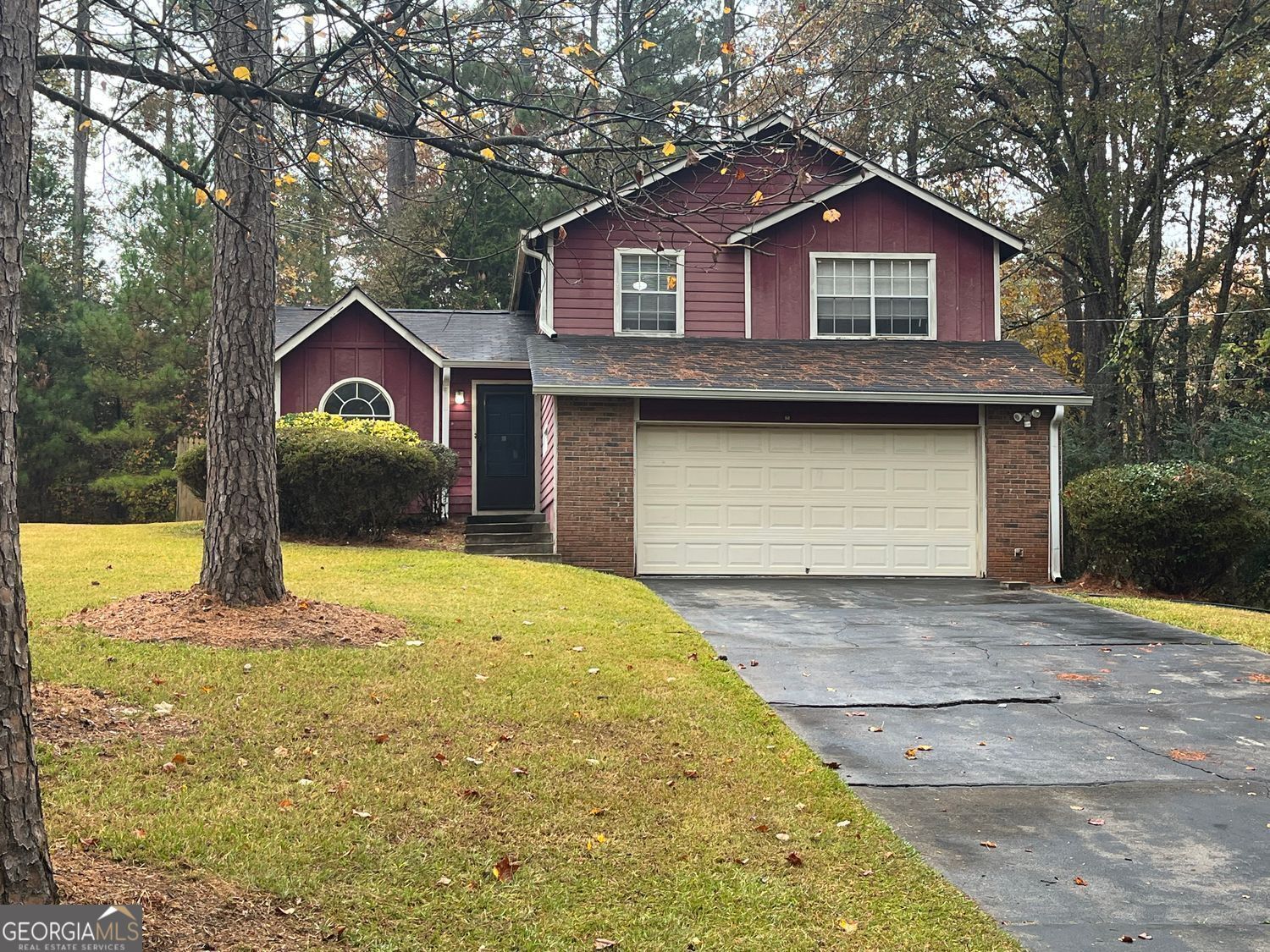 Beautifully Remodeled Split Level Home in quiet neighborhood. 3 Bedrooms up and 1 Lower flex space with bath that can be used for office, exercise or a 4th bedroom. 3 Full Baths. Spacious eat in kitchen, Separate Living and Dining Room. LR/ DR and kitchen open to each other creating great space for entertaining. Hardwood flooring throughout. New Energy Efficient windows and sliding Glass door have been ordered and will be installed soon! Will consider pets on case by case basis. Great location, close to Conyers shopping and dining. Owner is an Licensed Real Estate Agent