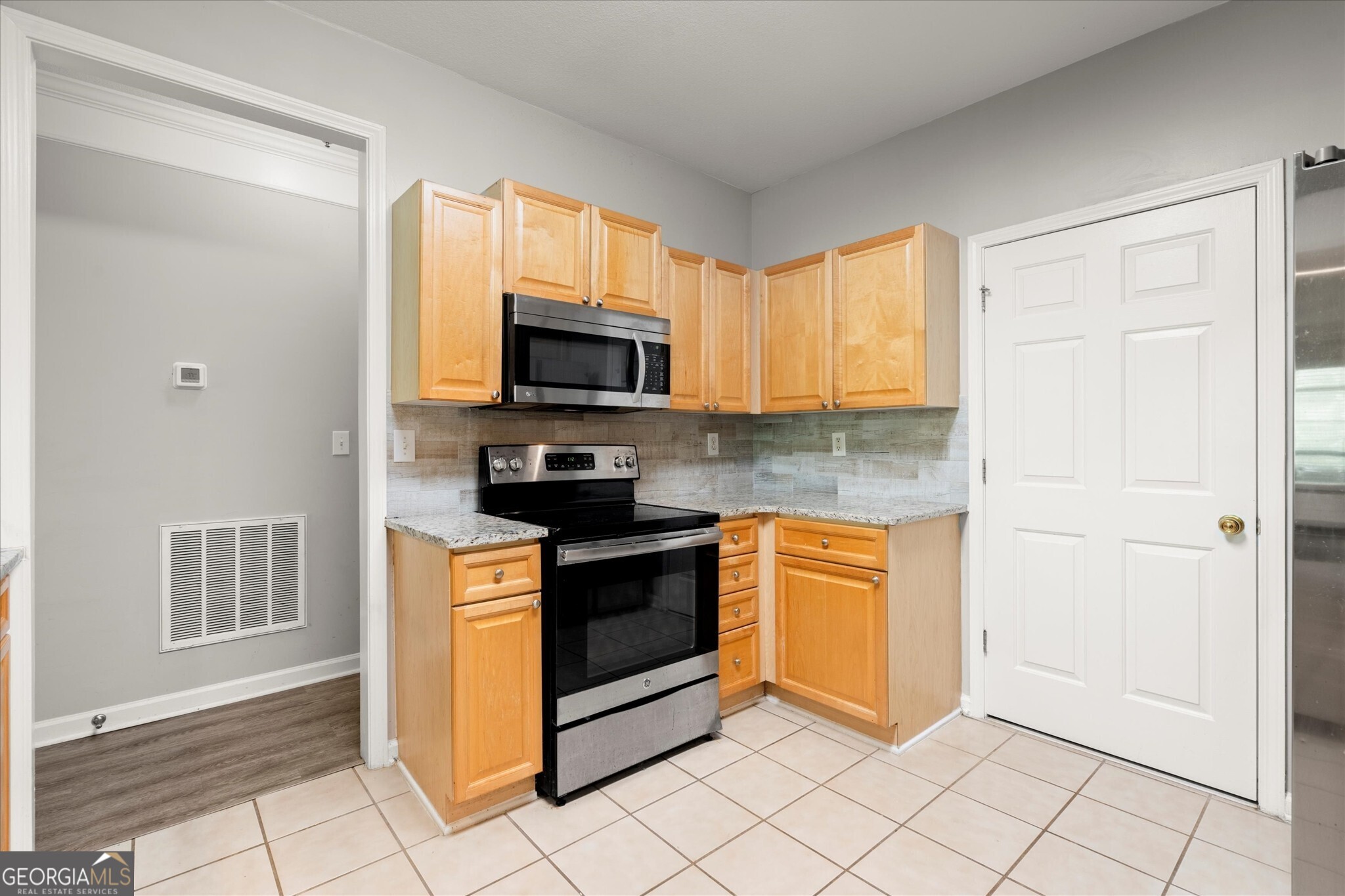 Alpharetta, Georgia 30004, United States, 3 Bedrooms Bedrooms, ,3 BathroomsBathrooms,Residential,Pending,126321