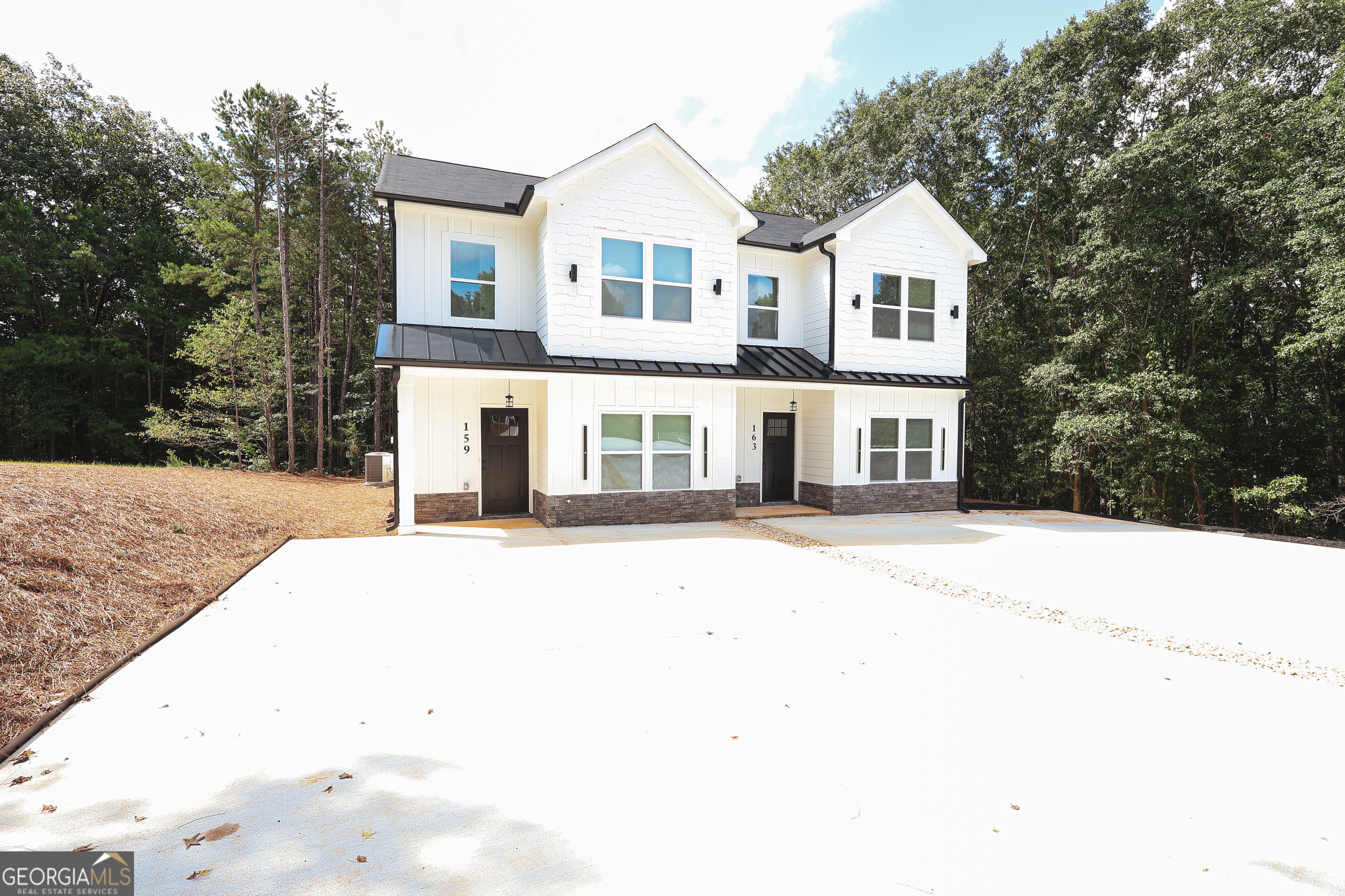 A spacious four-bedroom, four-bathroom duplex unit is situated within walking distance of Emmanuel University in Franklin Springs, Georgia. One bedroom and one bathroom are located on the main level. This prime location offers a breathtaking new unit with all modern amenities, including a washer/dryer, refrigerator, dishwasher, microwave, and stove. No pets; no smoking. The monthly rent is $2000, making it an ideal choice for families or students. The apartment can accommodate up to four students