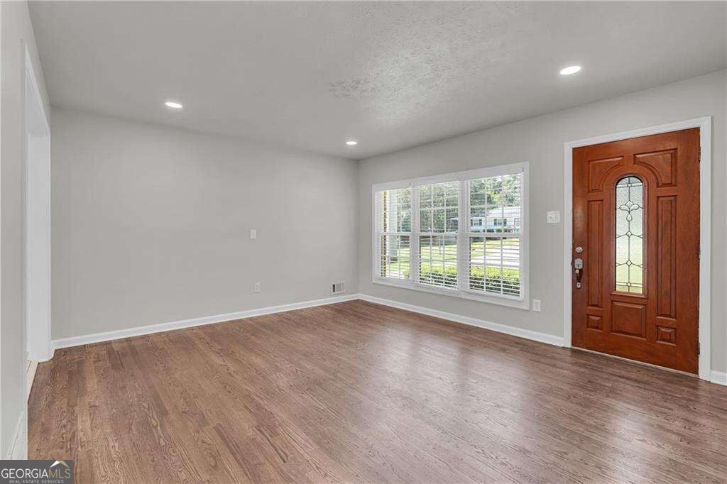 1118 Crestview CIR NE