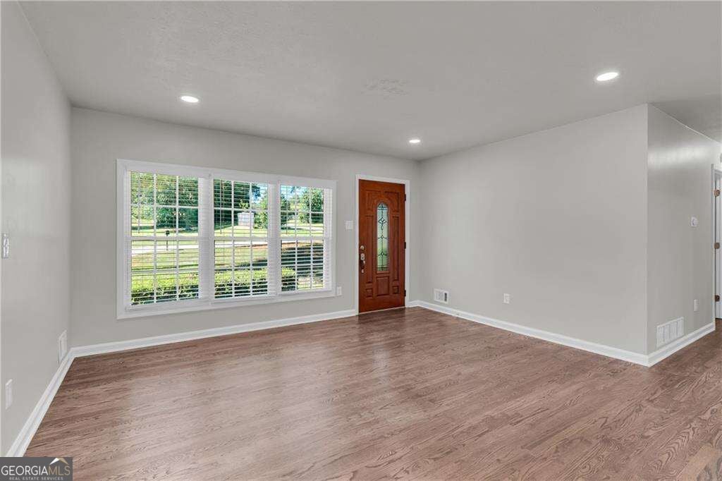 1118 Crestview CIR NE