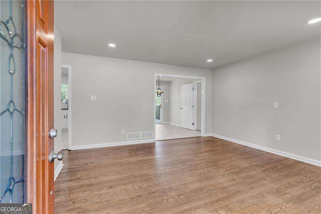 1118 Crestview CIR NE