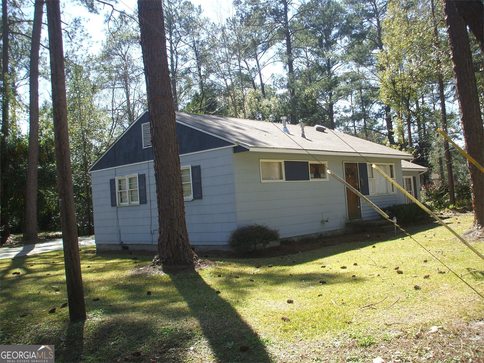 Cute cottage w/in walking distance to VSU & convenient to shopping, restaurants.