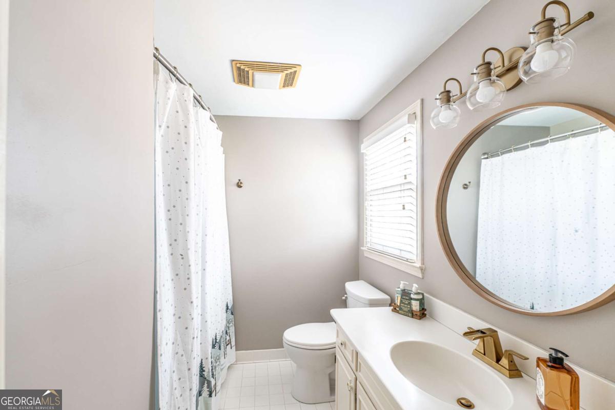 227 W Lakeshore DR SE