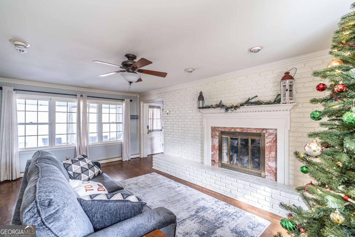 227 W Lakeshore DR SE