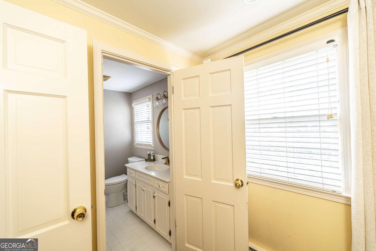 227 W Lakeshore DR SE