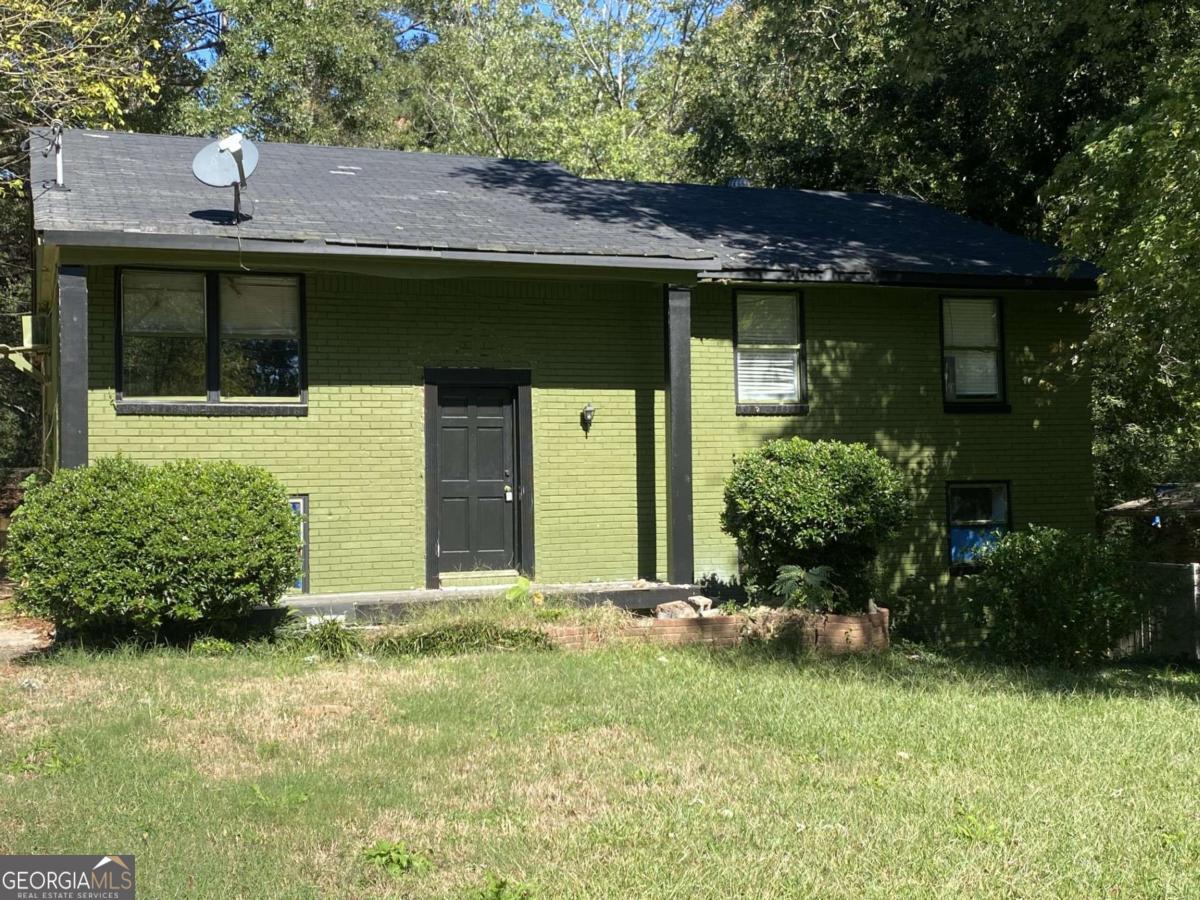 BACK ON THE MARKET!!!!!!! This 3-bedroom, 2.5-bathroom home is an investor's dream that offers great potential. The house is located on a nice lot in an established neighborhood, providing ample outdoor space. With room for added living space, this home is perfect for those looking to customize or create their ideal living environment. A wonderful opportunity for buyers with a vision.