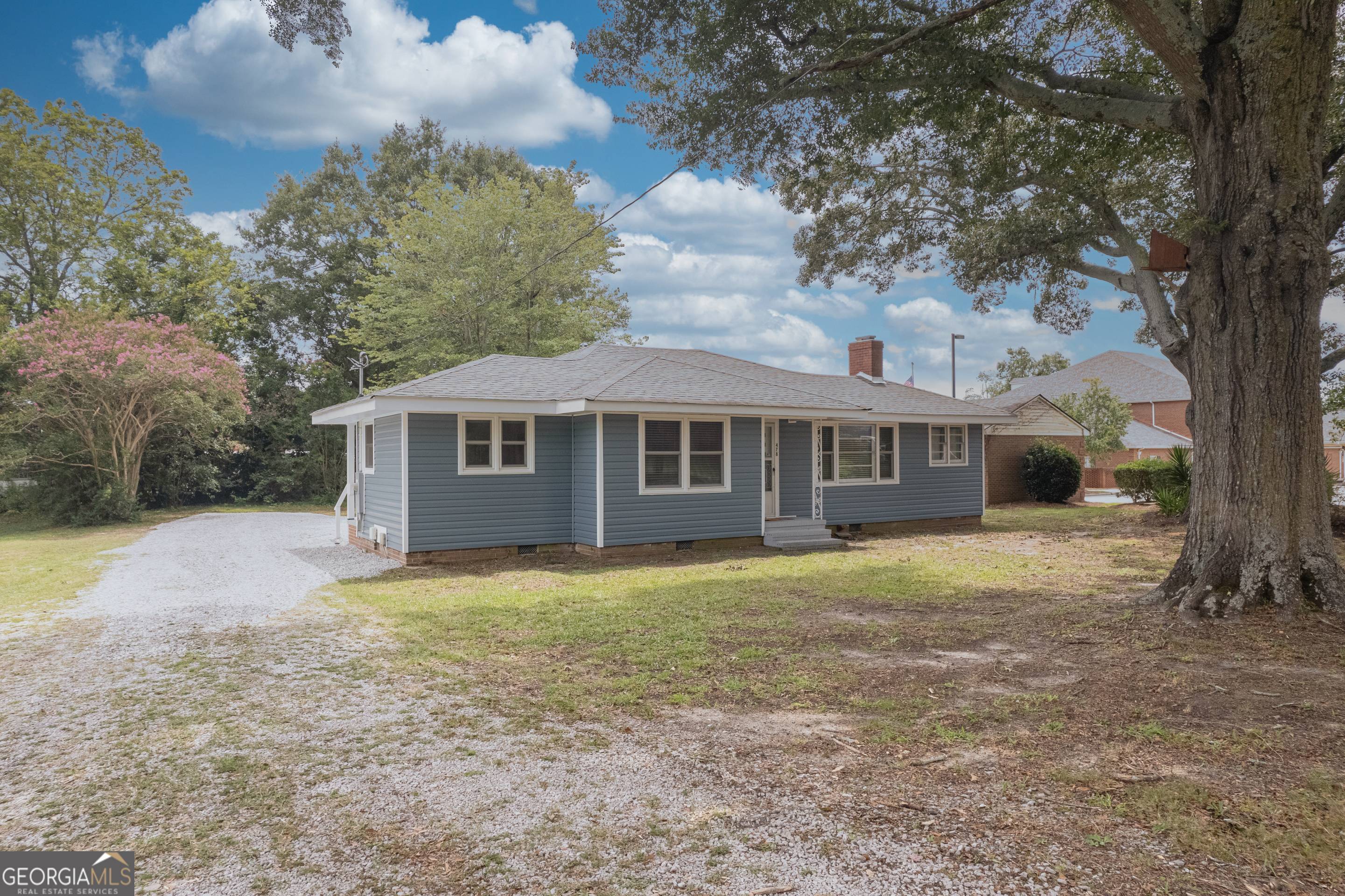 This gorgeous remodeled home is perfect for a mid-term long rental. This home offers the peace of the country while being in town and being only minutes from all Hartwell has to offer.