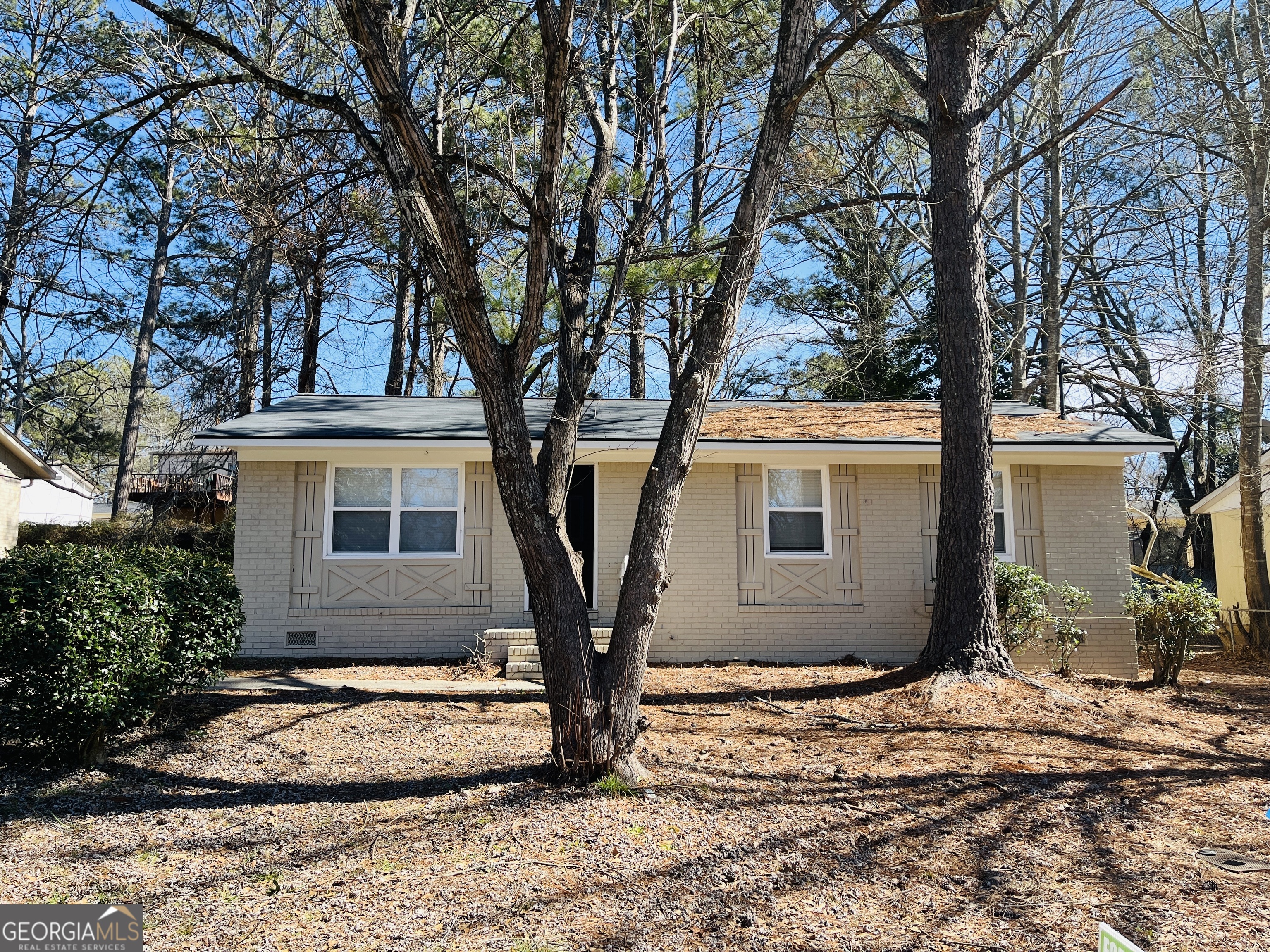 Wow! Check out this charming 3-bedroom, 1.5-bathroom home located in the heart of Downtown Newnan! Just minutes from restaurants, shopping, parks, schools, and more, this home offers the perfect blend of convenience and comfort. Enjoy a spacious living room and a bright dining area that seamlessly connects to the kitchen. Plus, the large laundry closet off the kitchen provides ample storage and added functionality. Don't miss out on this prime location!