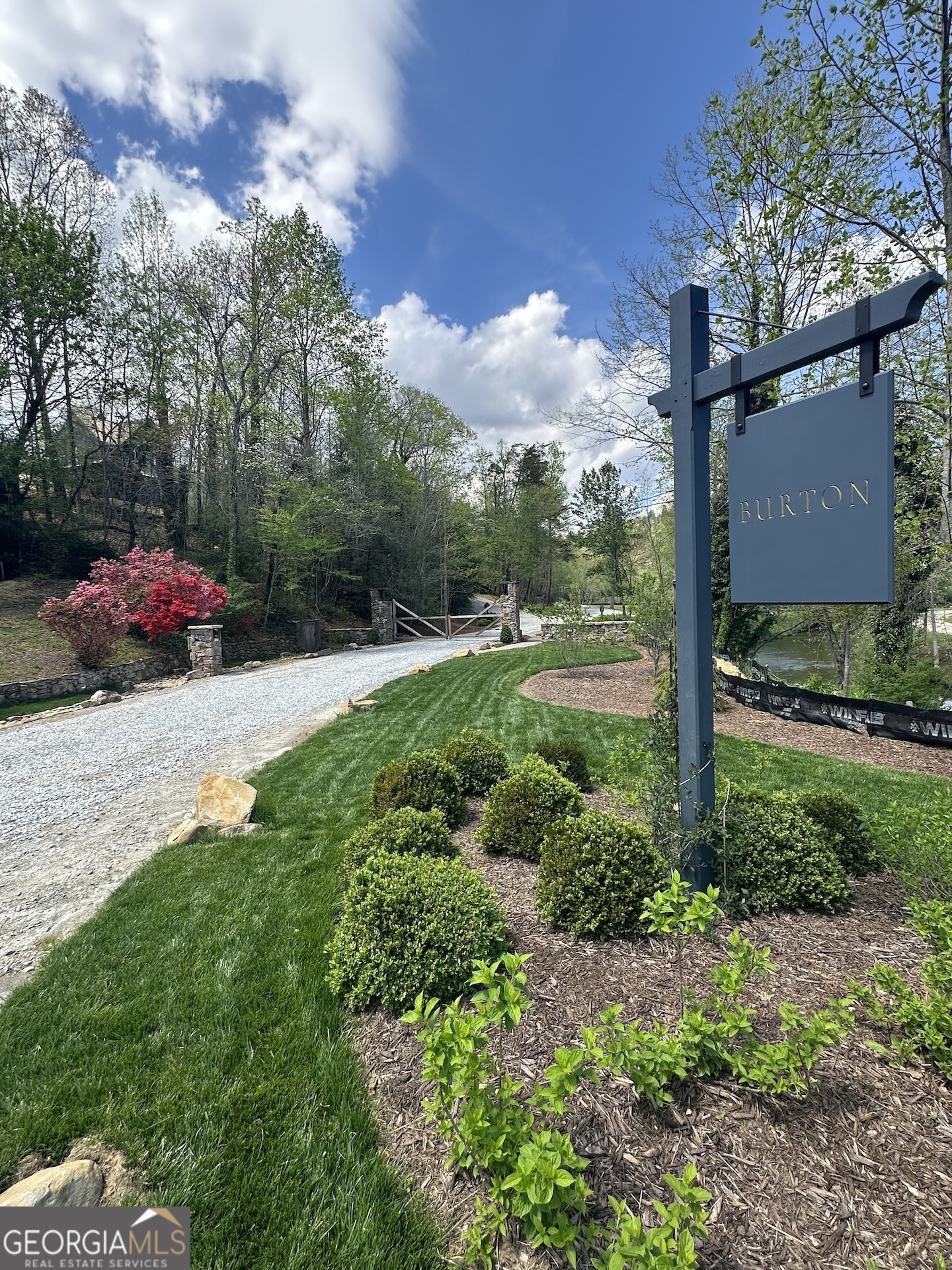 175 Waters Edge LN