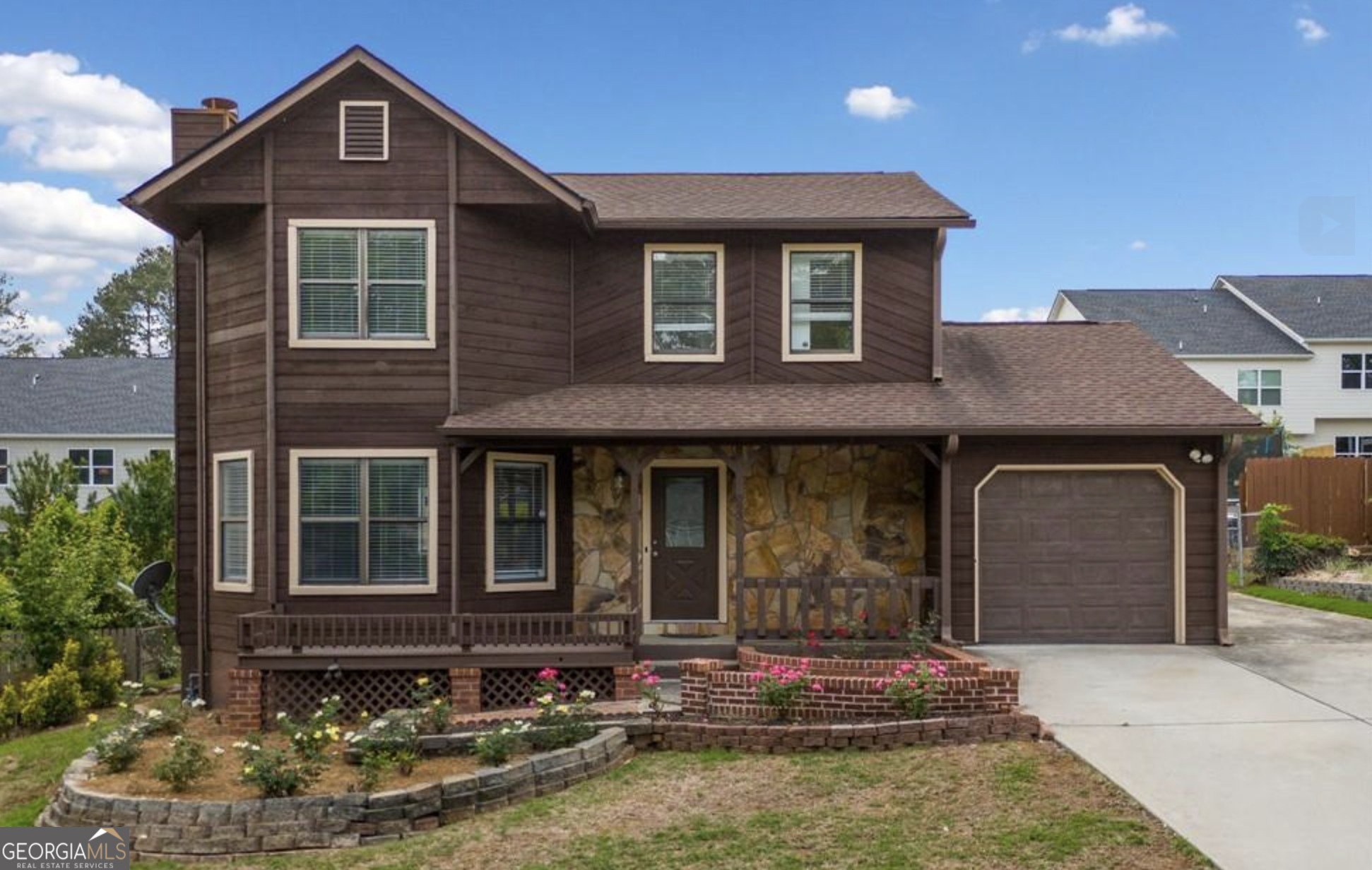 VERY NICE 3BR / 2.5 BATH TRADITIONAL WITH MANY UPGRADES INCLUDING HARDWOOD FLOORS IN FOYER AND KITCHEN, GRANITE COUNTERTOPS IN KITCHEN, NEW BLINDS AND CEILING FANS WITH REMOTE IN THE FAMILY ROOM, ROOF IS LESS THAN A YEAR OLD, NEWER WATER HEATER, HOUSE IS IN VERY GOOD CONDITION, WITH A UPDATED FIREPLACE.