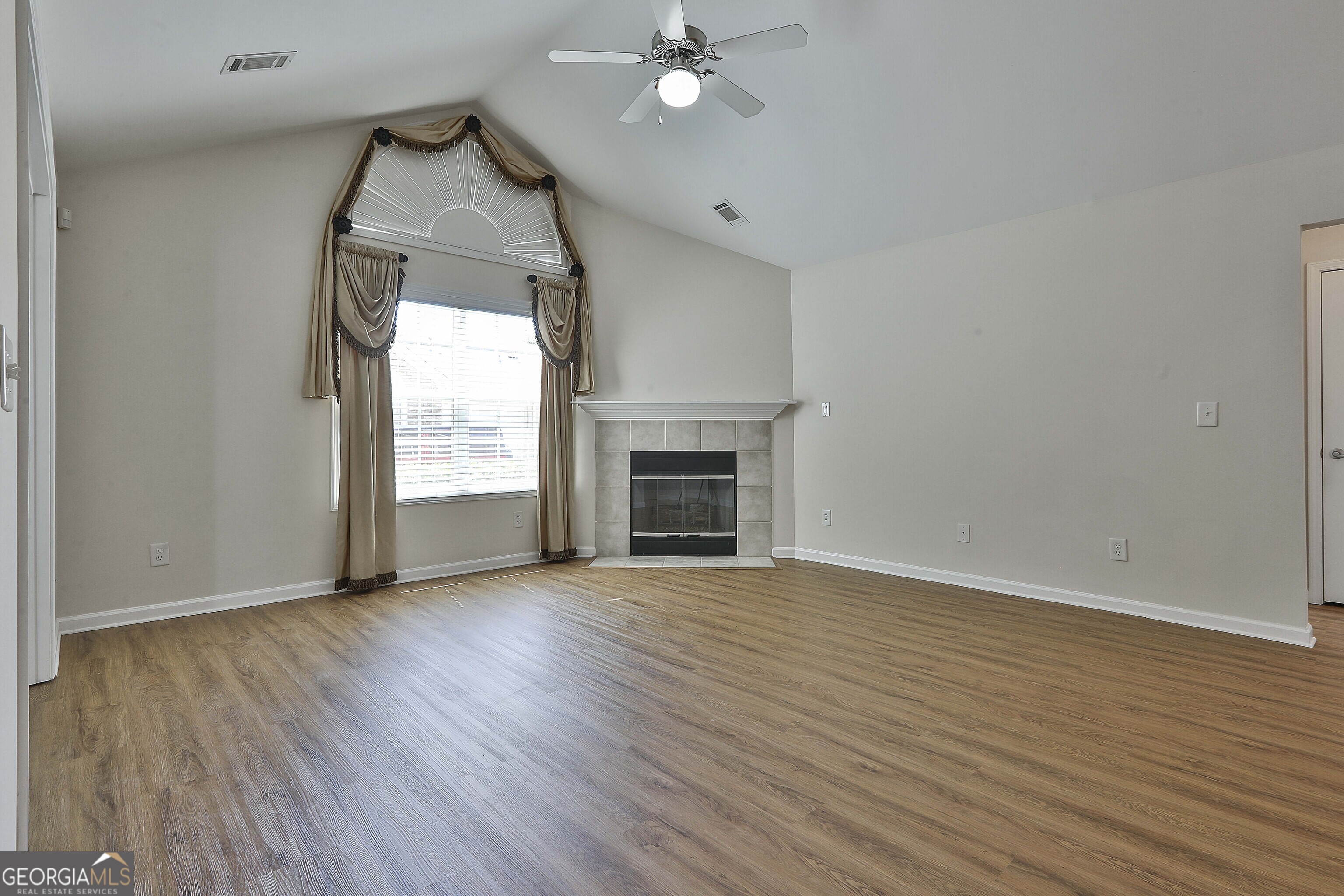 Fayetteville, Georgia 30214, United States, 2 Bedrooms Bedrooms, ,2 BathroomsBathrooms,Residential,Pending,15409