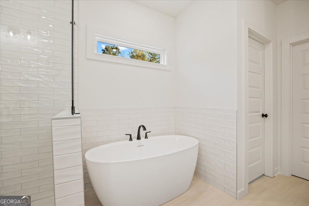 Gainesville, Georgia 30506, United States, 5 Bedrooms Bedrooms, ,5 BathroomsBathrooms,Residential,Active,229252