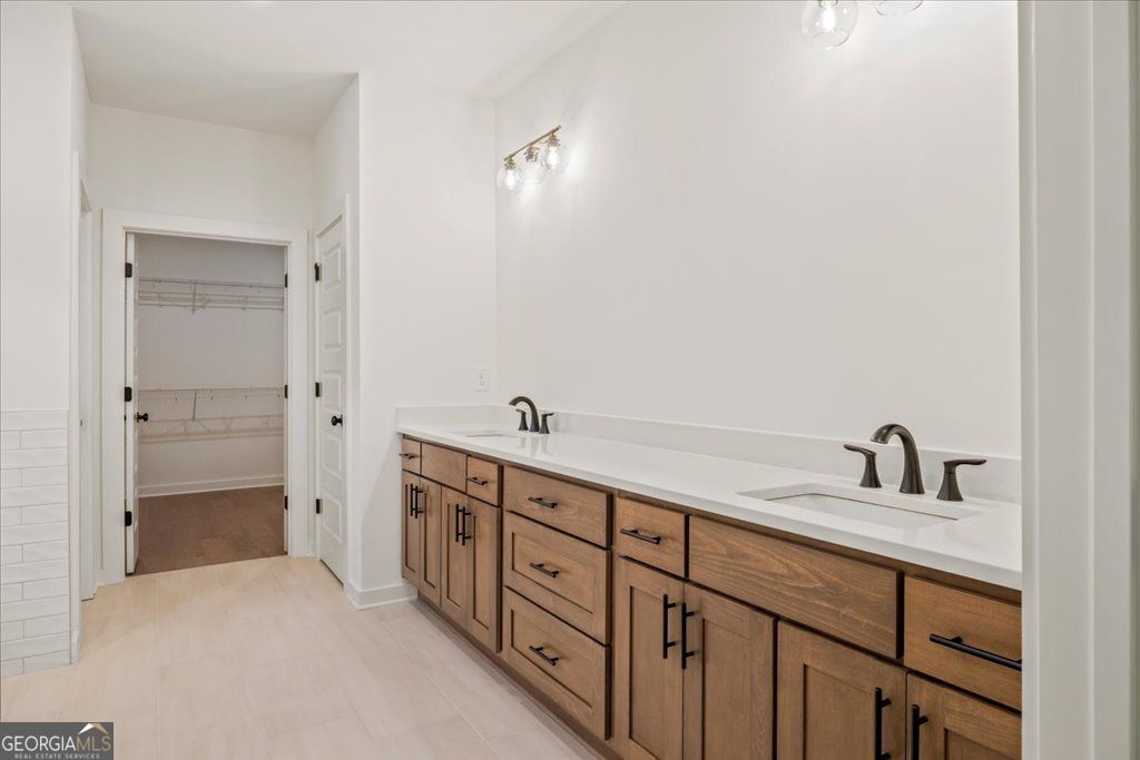 Gainesville, Georgia 30506, United States, 5 Bedrooms Bedrooms, ,5 BathroomsBathrooms,Residential,Active,229252