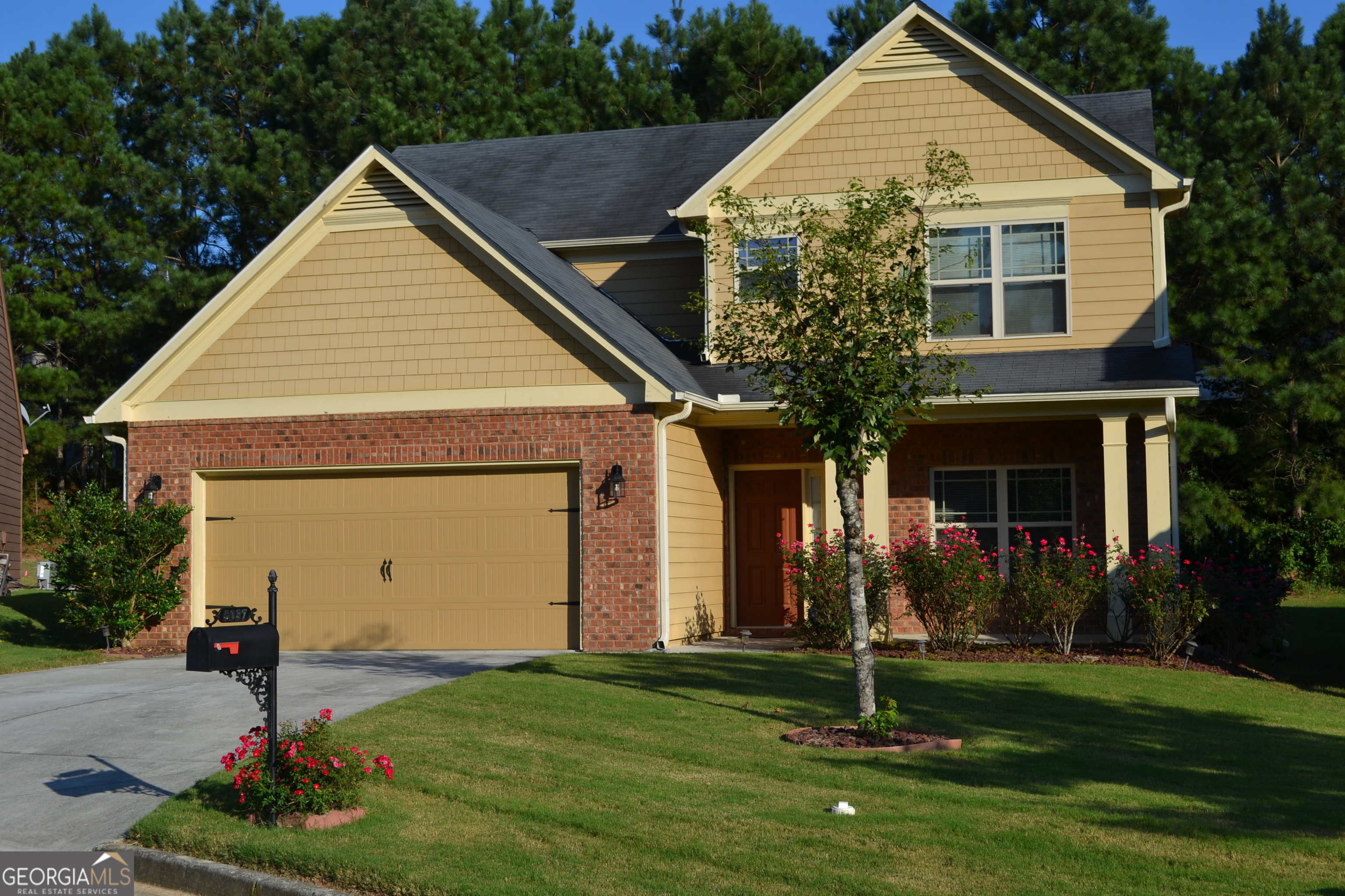 Must see home! Move in ready!! This is the perfect home nestled in a quaint neighborhood only 5 minutes from I-20 in Douglasville. This home features a gourmet kitchen with granite countertops with a glorious backsplash. Enjoy a direct view to the breakfast area and family room while preparing dinner for your family. There's also a sizeable formal dining room to host your more festive occasions. Did I mention the beautifully professionally landscaped yard nestled in a private culdesac?