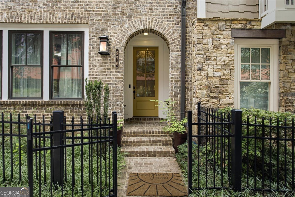 976 Memorial WALK SE