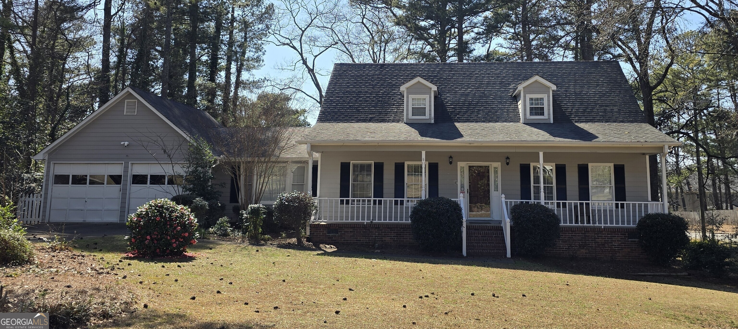 Well maintained home in Brookwood school district, has beautiful kitchen with granite countertops and new LVP floor, large living room with laminate wood flooring, separate dining room. Large owner's suite with updated ensuite located upstairs and 2 bedrooms on the main floor. House has an unfinished basement.