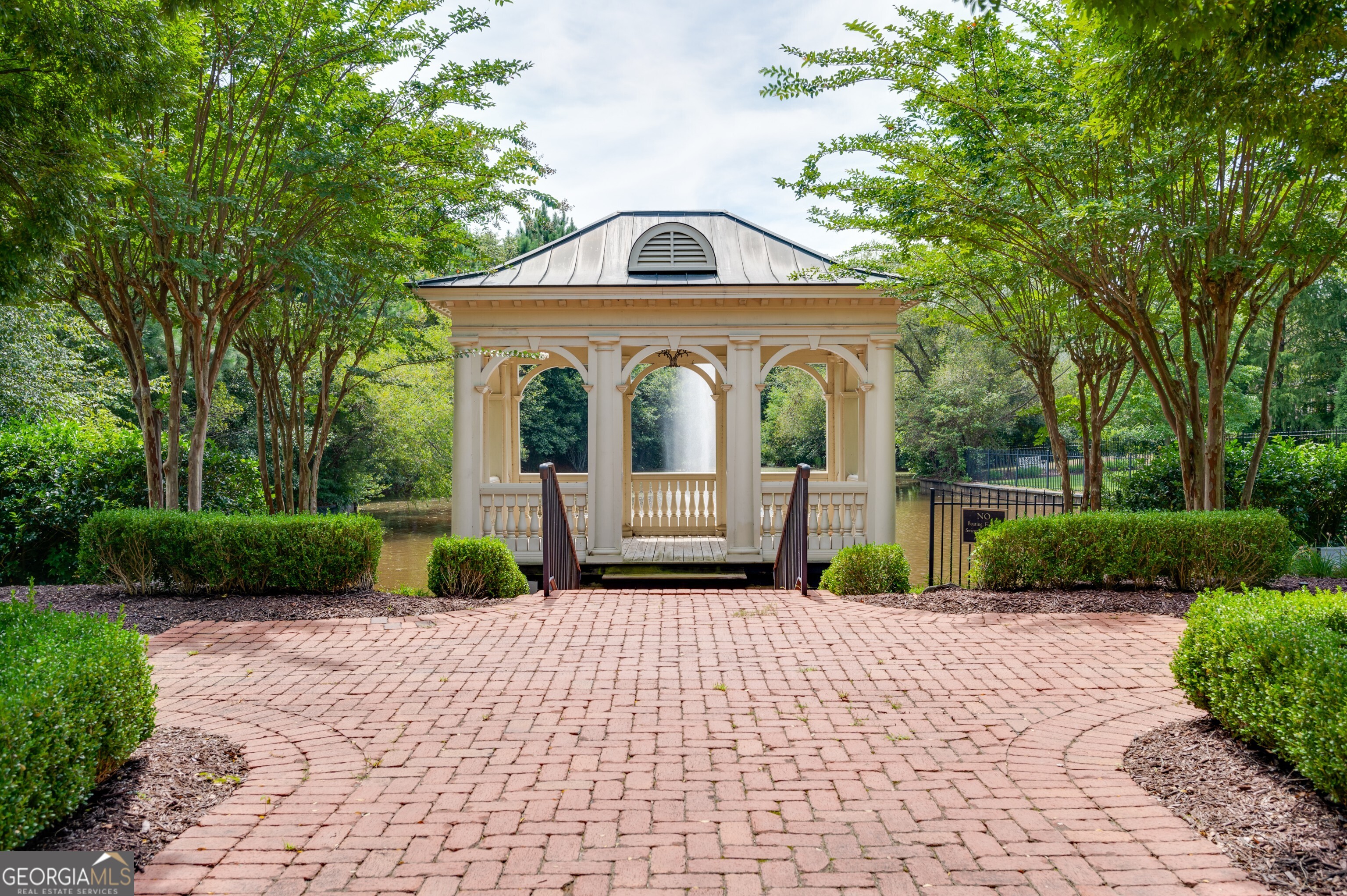 1075 Lancaster SQ