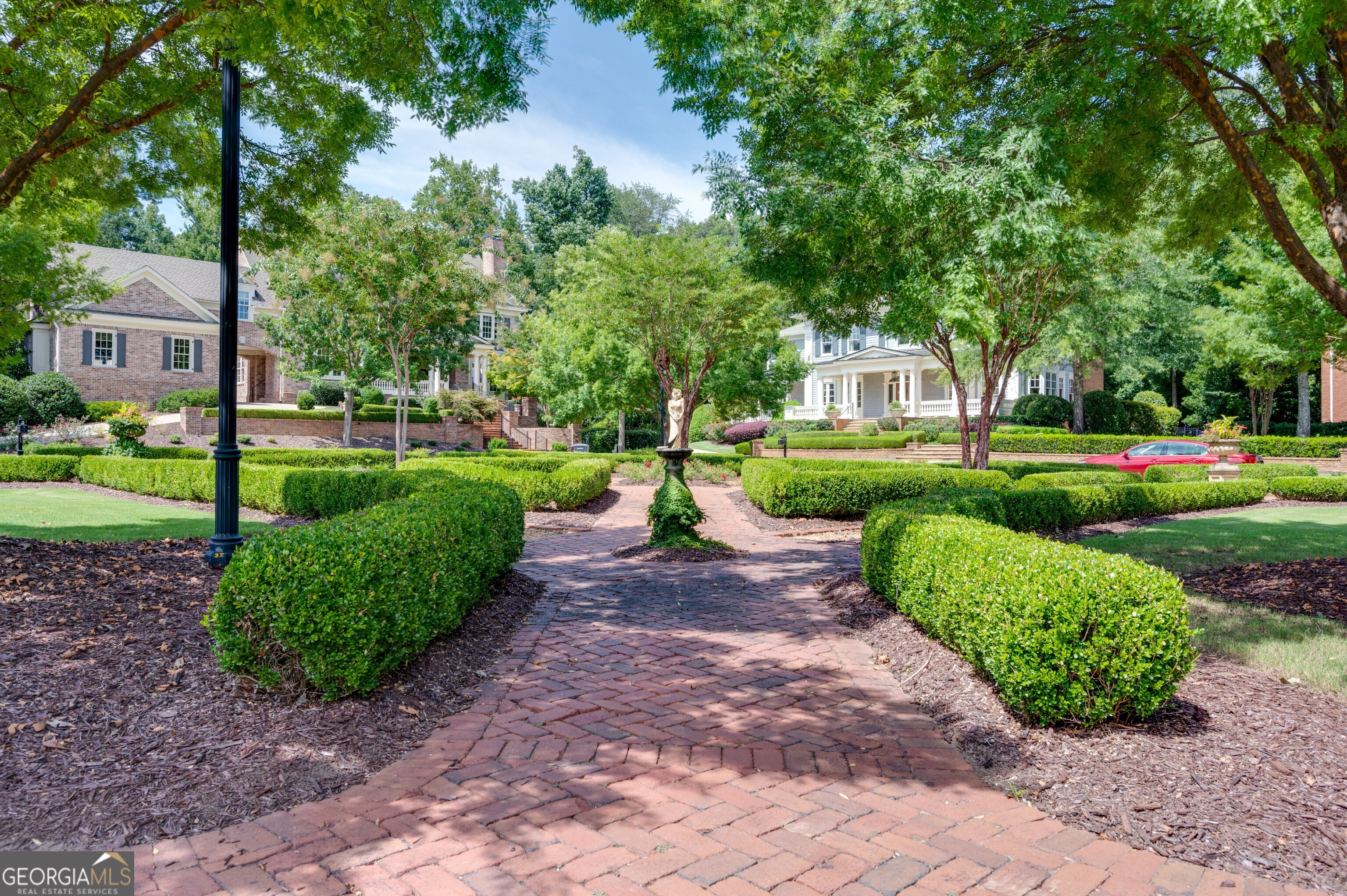 1075 Lancaster SQ