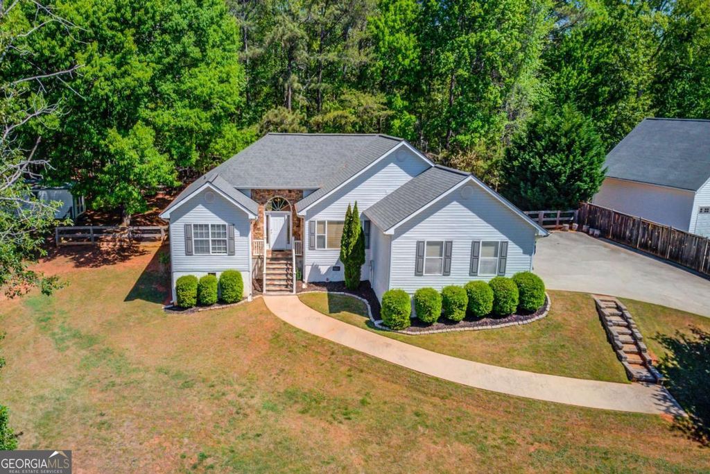 Photo of 3314 Banks Mountain Dr, Gainesville, GA 30506 (MLS # 10736390)