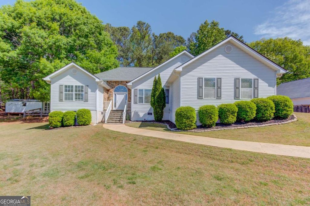 Photo of 3314 Banks Mountain Dr, Gainesville, GA 30506 (MLS # 10736390)