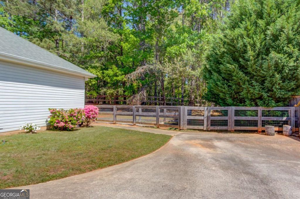 Photo of 3314 Banks Mountain Dr, Gainesville, GA 30506 (MLS # 10736390)