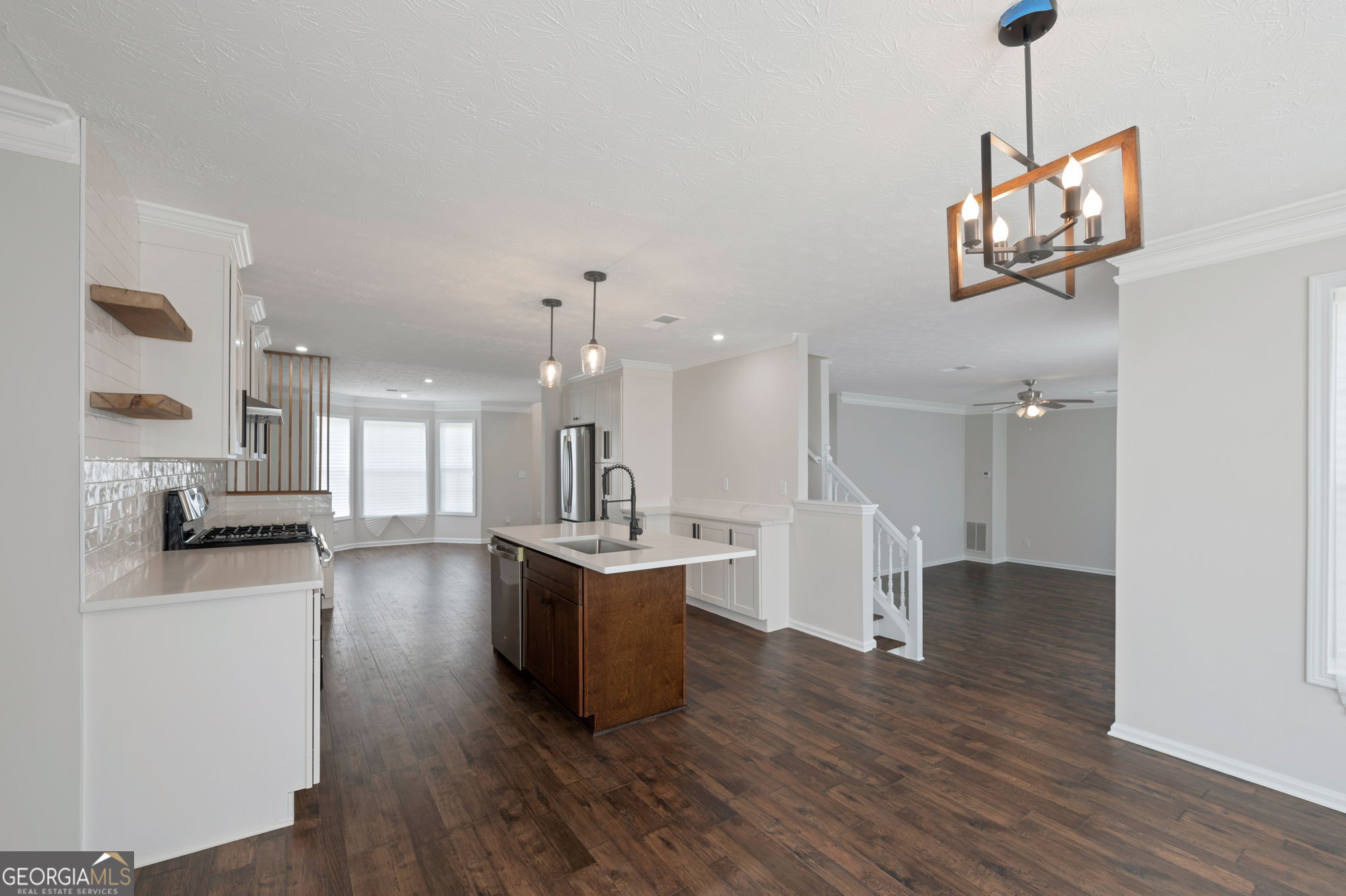 532 Surrey LN