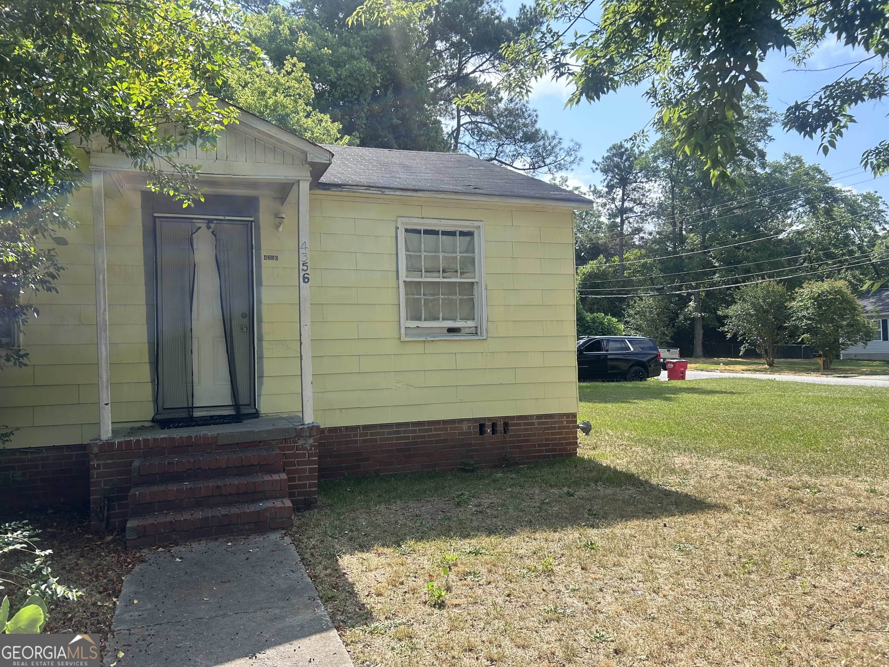 LOOKING FOR A INVESTMENT PROPERTY TO FIX UP AND START TO GENERATE PASSIVE INCOME. HOME RECENTLY RENTED AT $850. WITH REPAIRS THAT AMOUNT WILL INCREASE. OWNER HAS INSTALLED NEW VINYL WINDOWS, UPGRADED THE ELECTRICAL WIRING, ADDED A NEW HOT WATER HEATER, AND UPDATED THE BATHROOM. HOME STILL NEEDS SOME WORK BUT ITS LIVABLE. NEW DRYWALL NEEDED IN SOME AREAS AND A COUPLE MORE WINDOWS, AND REPLACMENT OF A SOME HARDY PLANKS ON EXTERIOR ETC. FRIDGE PURCHASED LAST YEAR AT TENANT MOVE IN AND WILL STAY WITH THE SALE. BRING YOUR OFFER AND GO AND SHOW.