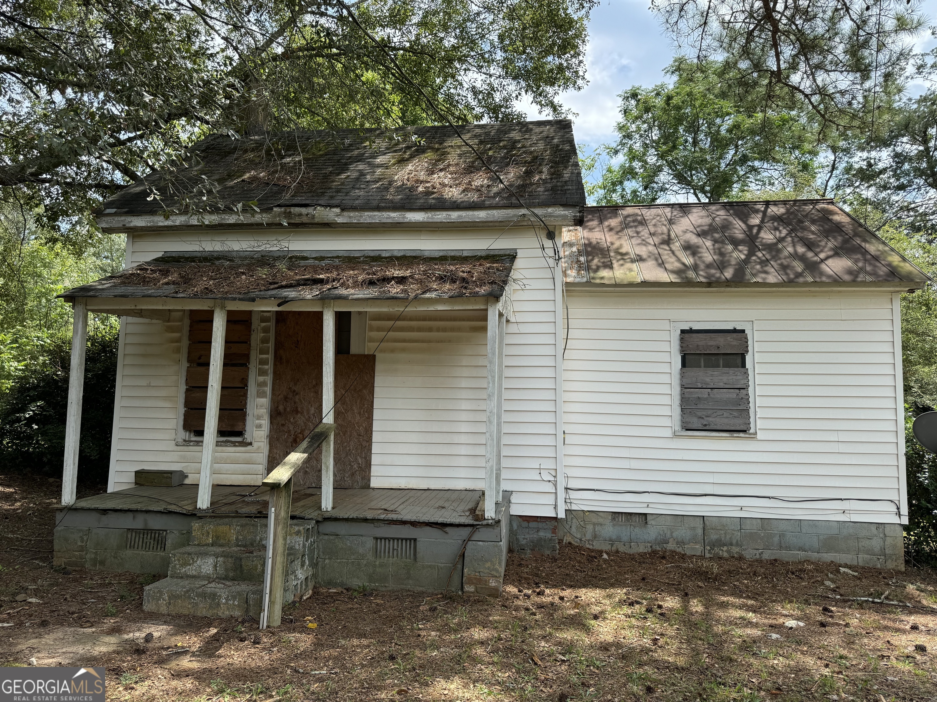 This property is currently uninhabitable and in need of a full remodel. Please call or email ahead of time to schedule showings.
