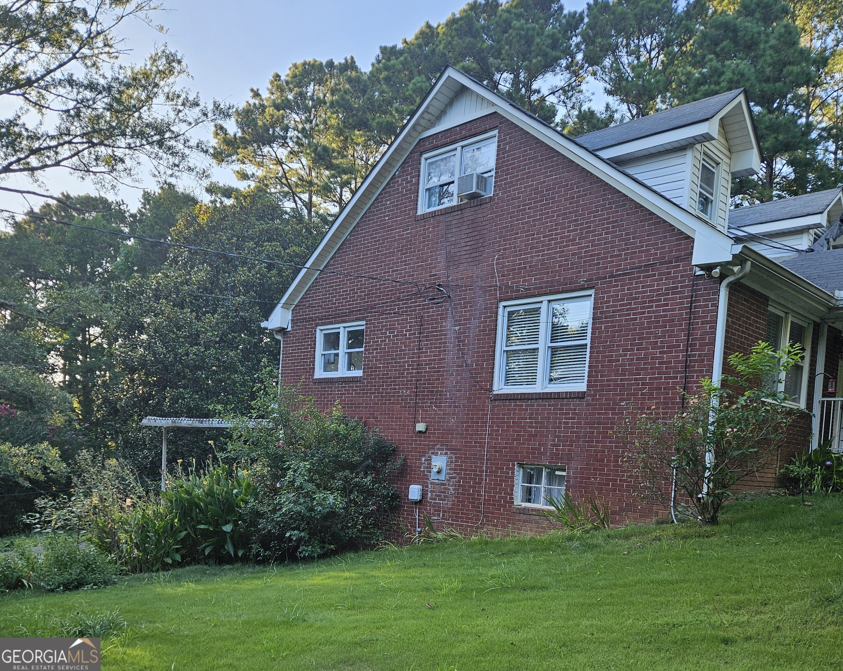 709 Chateau DR SE