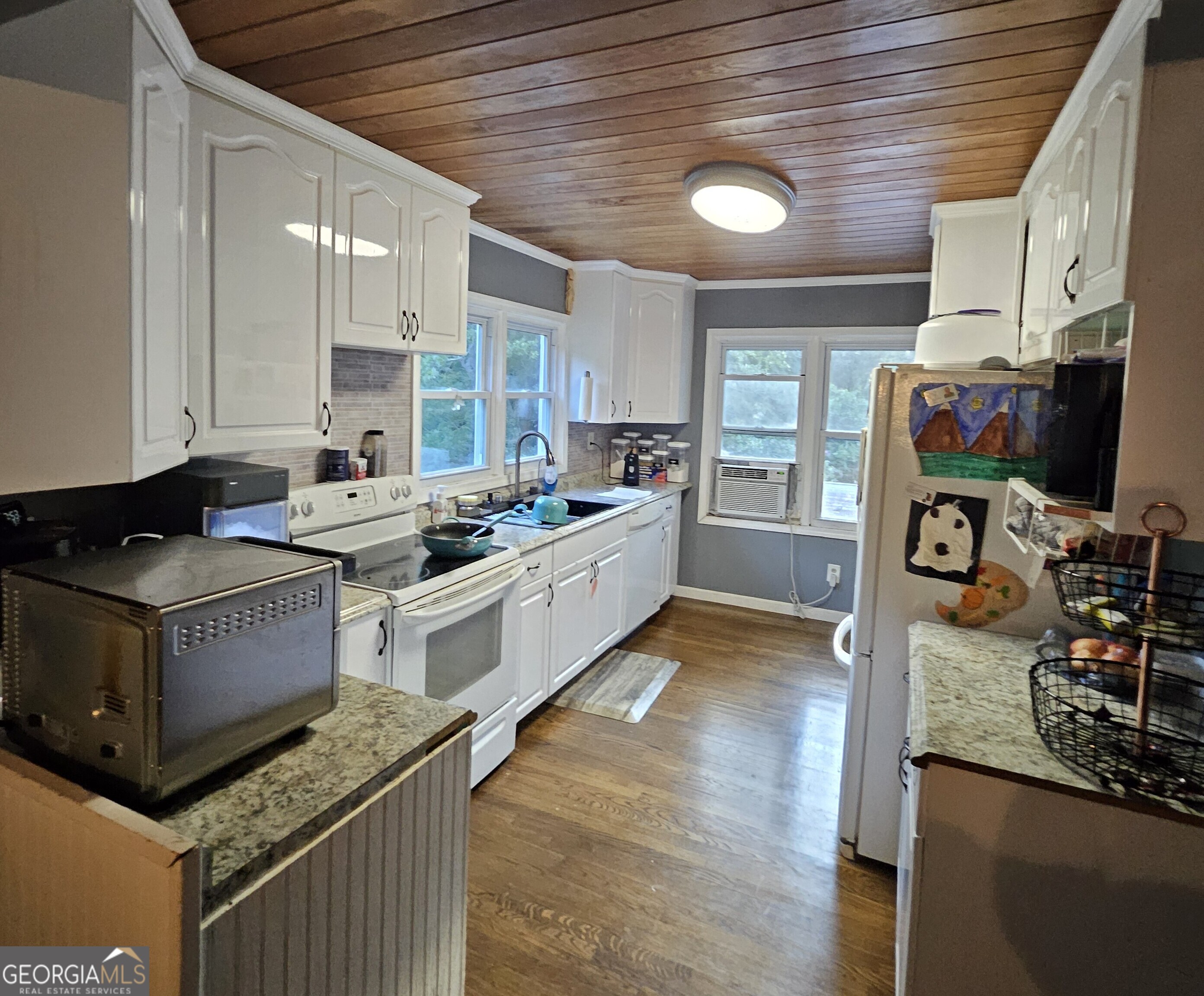 709 Chateau DR SE