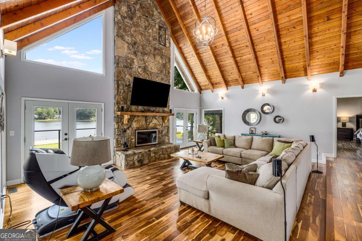 2202 Emerald DR