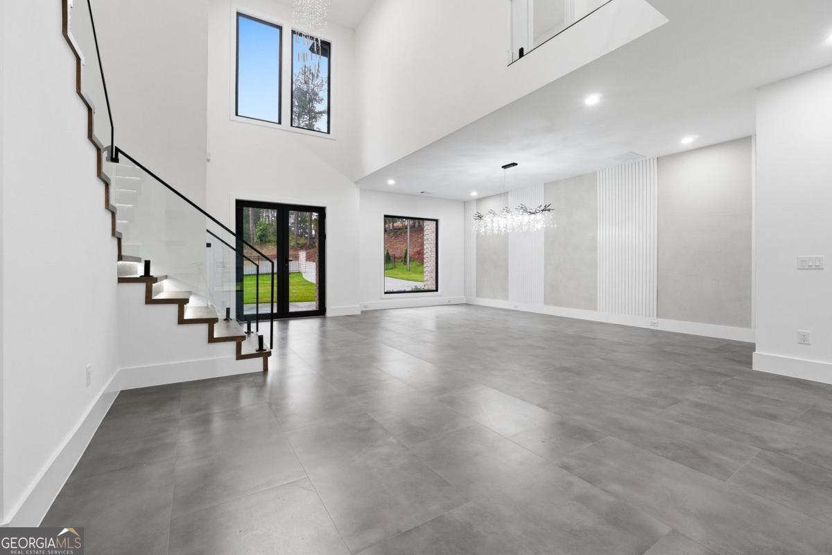 1563 Whitley RD