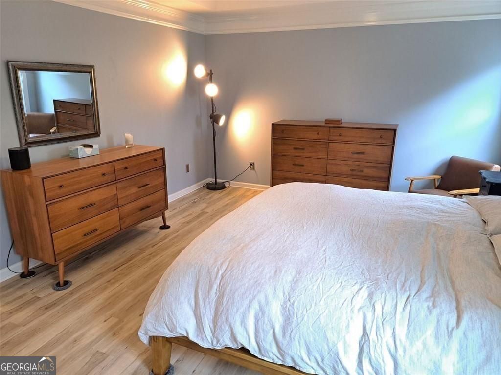 366 Silverthorn DR NW