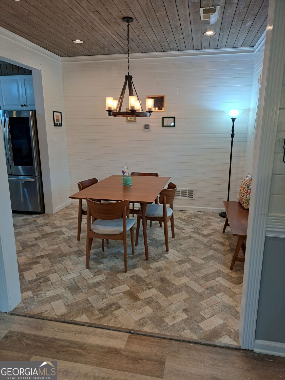 366 Silverthorn DR NW