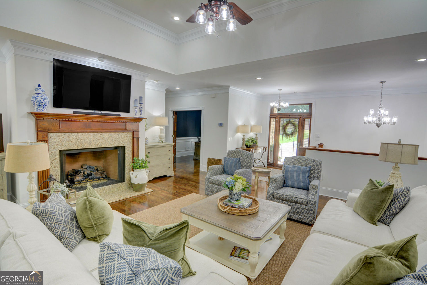 305 Lakeshore DR