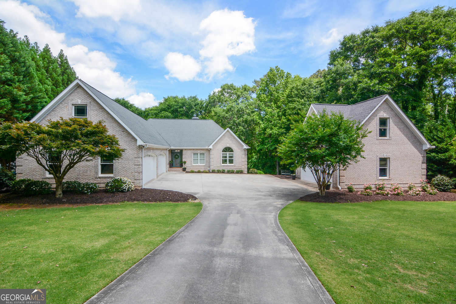 305 Lakeshore DR