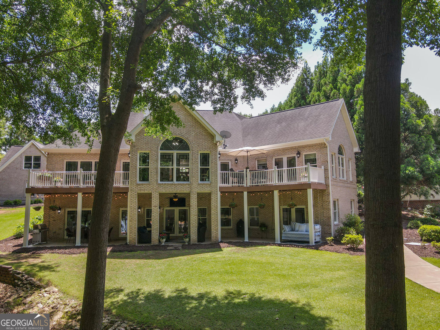305 Lakeshore DR