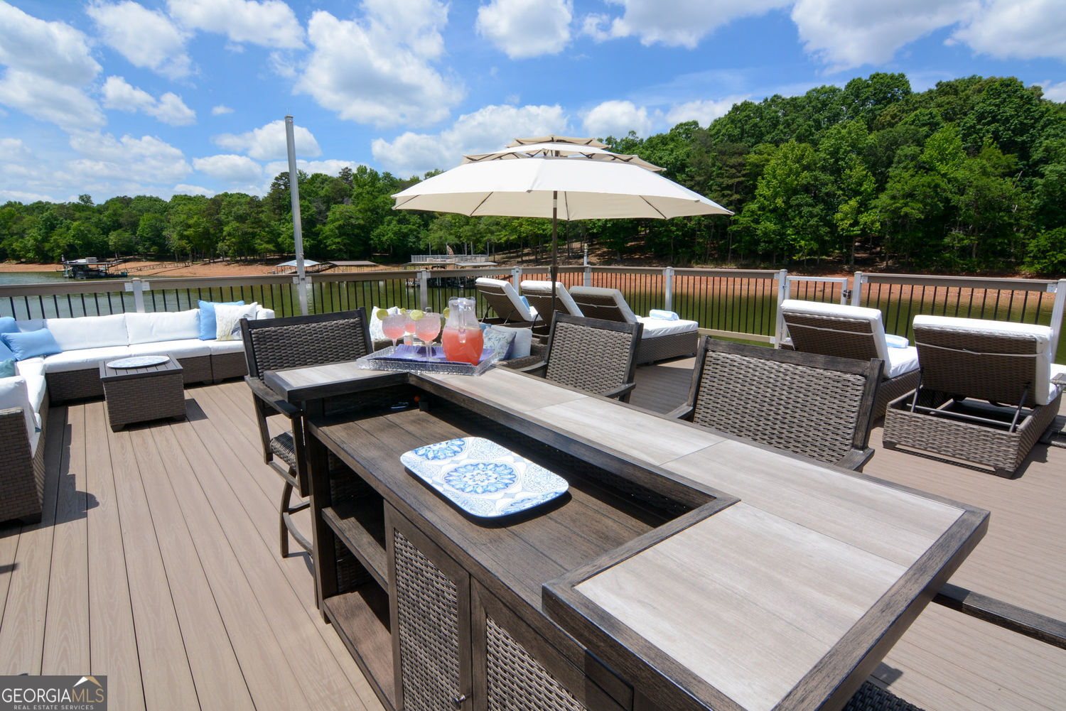 305 Lakeshore DR