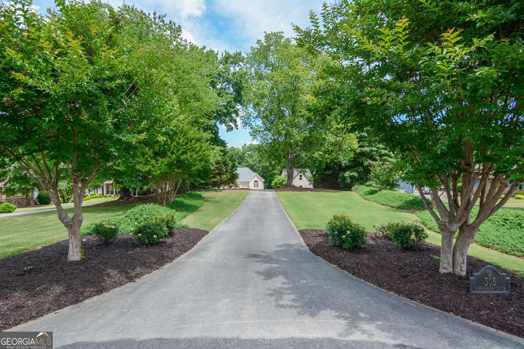 Photo of 305 Lakeshore Drive, Hartwell, GA 30643 (MLS # 10761438)