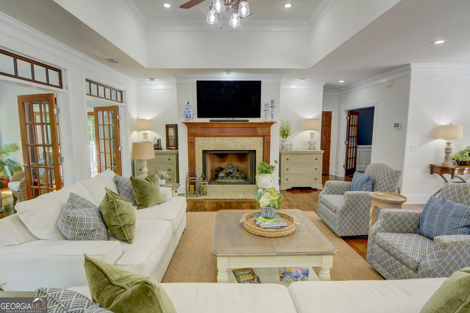 305 Lakeshore DR